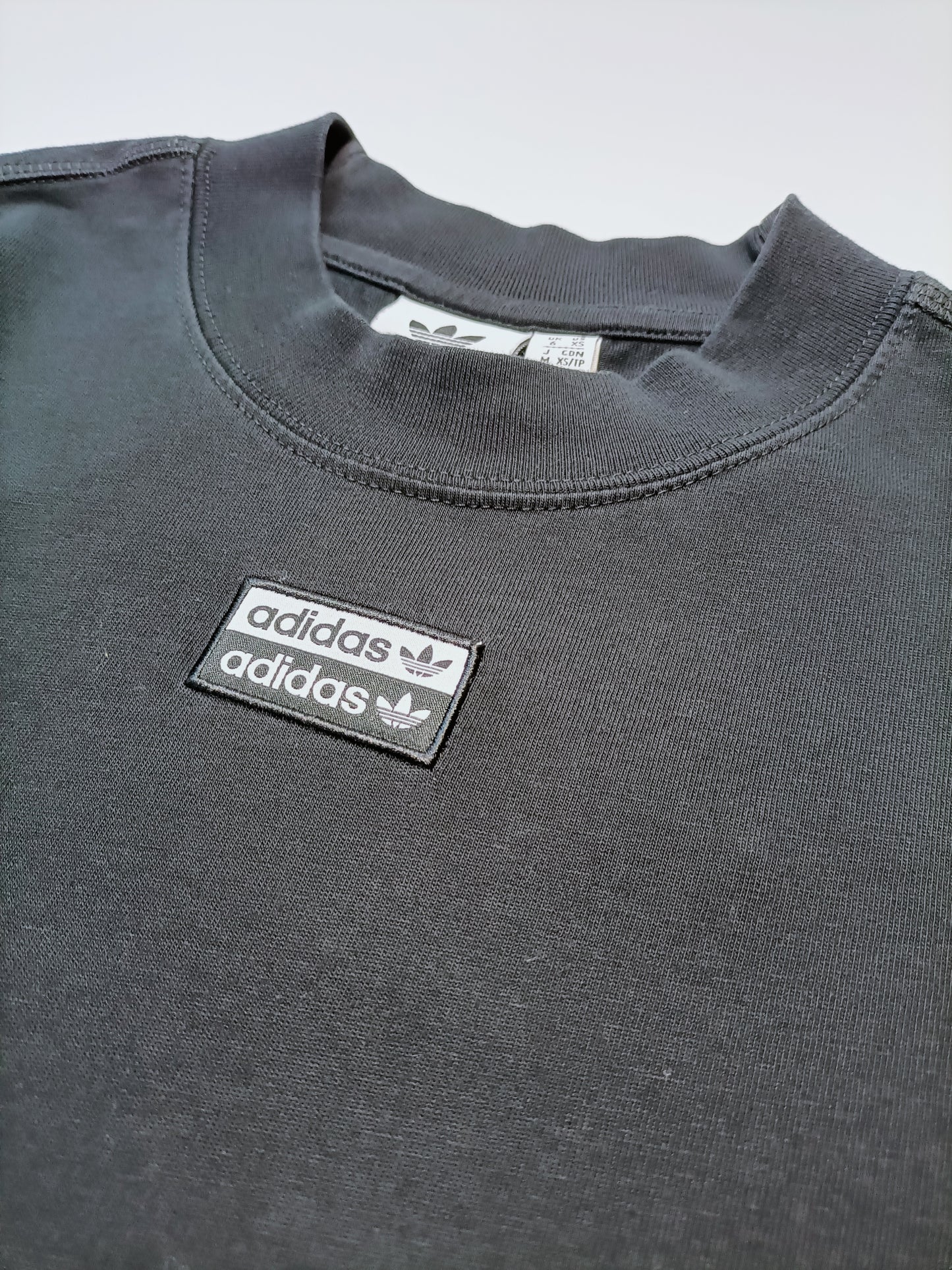 T-shirt Adidas Nera con Collo Alto / Maglia Donna Logo Centrale (XS)