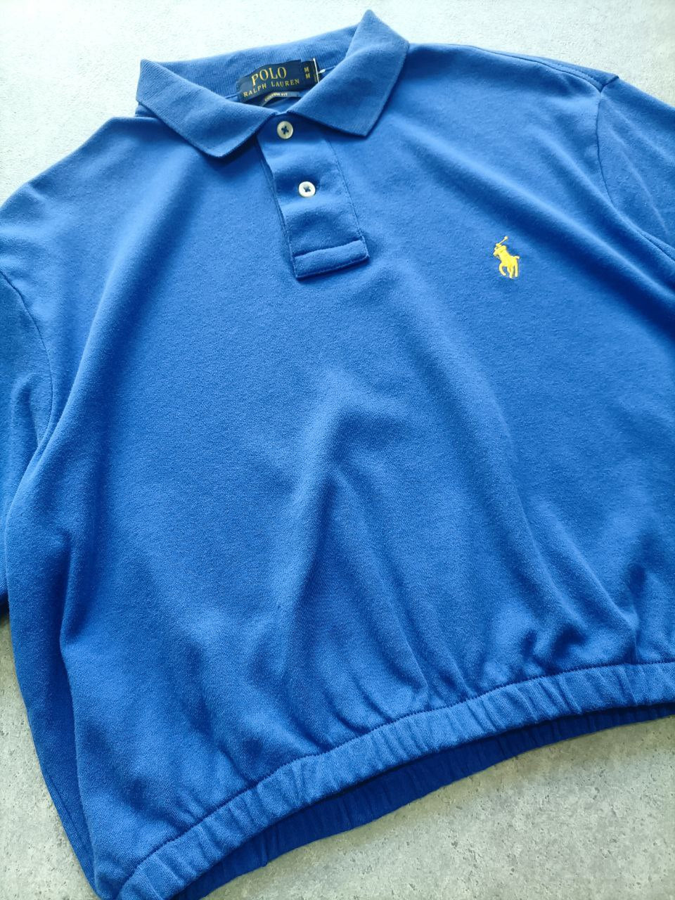 Polo Donna Ralph Lauren Crop Blu Elettrico con Logo Ricamato Giallo (M)